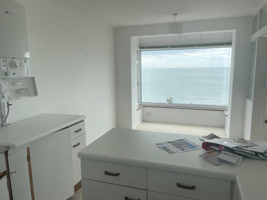 Lot: 156 - TWO-BEDROOM FLAT WITH SEA VIEWS - Kitchen with sea view